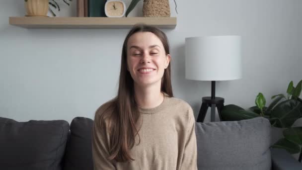Счастливая Симпатичная Молодая Женщина Смотрит Камеру Наслаждается Виртуальной Видеовстречей Друзьями — стоковое видео