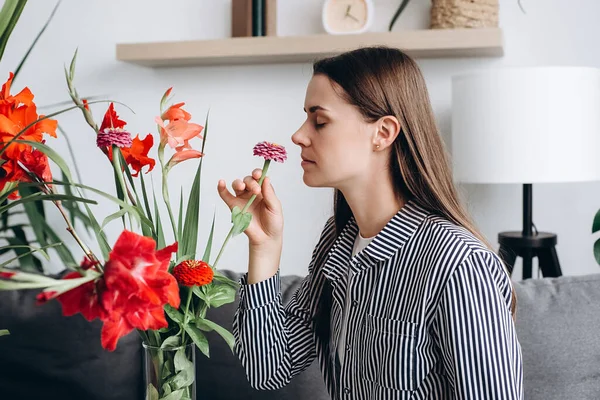 Close Happy Smiling Young Caucasian Woman Sniffs Fresh Red Flowers — Foto Stock