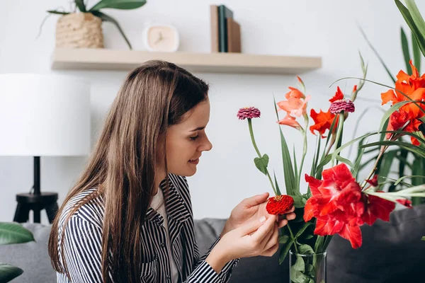 Close Happy Smiling Young Brunette Woman Enjoying Fresh Red Flowers — Foto Stock
