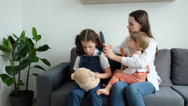 Happy Loving Young Mother Brushing Beautiful Small Daughters Hair Sit — Stok video