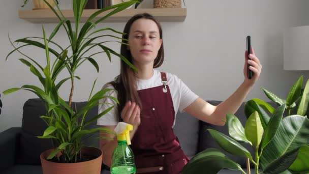 Planting Social Media Beautiful Gardener Female Enjoying Pleasant Conversation Using — Vídeo de stock