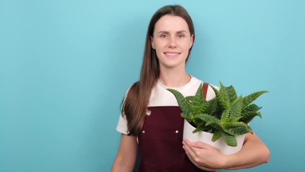 Portrait Positive Young Woman Gardener Holding Funny Happy Face Emoticon — Stock videók