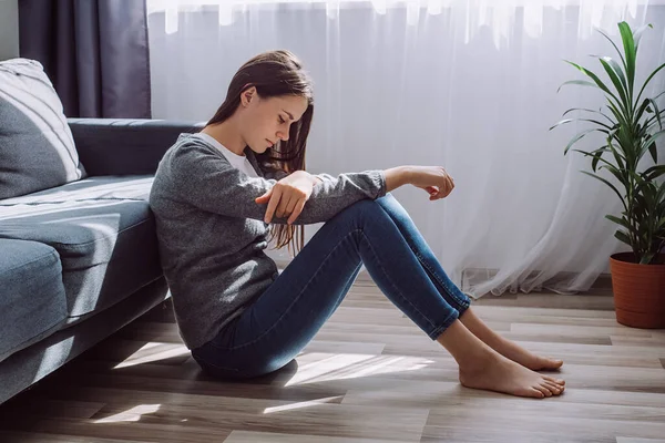 Depressief Verdrietig Bezorgd Jonge Brunette Vrouw Zitten Vloer Alleen Problemen — Stockfoto