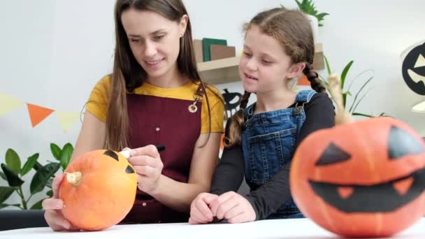 Amante Sorridente Jovem Mãe Ensina Bonito Filha Criança Pintura Halloween — Vídeo de Stock