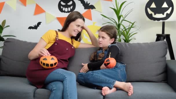 Joyeux Jeune Mère Adorable Petite Fille Avec Petite Citrouille Orange — Video