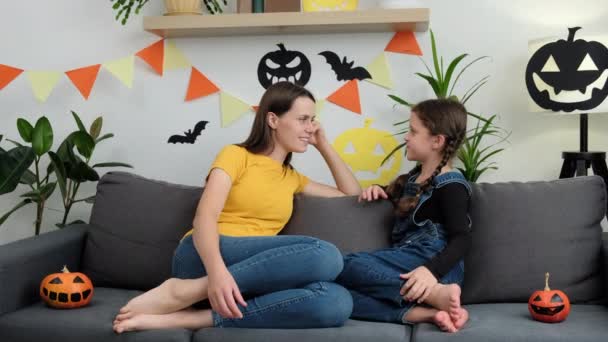 Positiv Ung Mor Taler Med Yndig Lille Datter Barn Sidder – Stock-video