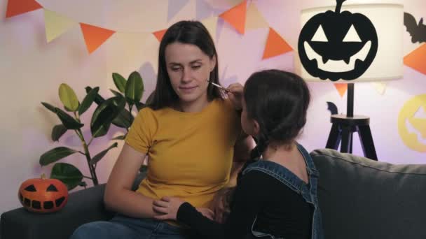 Fun Cute Little Daughter Malowanie Twarzy Cute Młoda Mama Halloween — Wideo stockowe