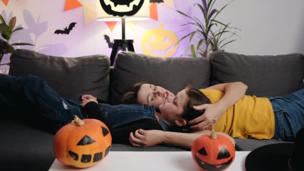 Närbild Ung Mamma Och Söt Dotter Berättar Historia Halloween Fest — Stockvideo
