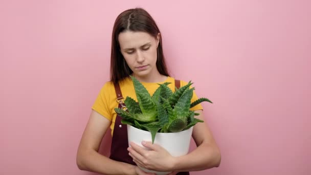 Πορτρέτο Της Απογοητευμένης Νεαρής Καυκάσιας Γυναίκας Ανθοπώλης Κρατώντας Φυτά Ασθενειών — Αρχείο Βίντεο