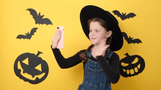 Χαριτωμένο Κοριτσάκι Στο Καπέλο Πάρει Βιντεοκλήση Χρησιμοποιώντας Κινητό Τηλέφωνο Μιλήσει — Αρχείο Βίντεο