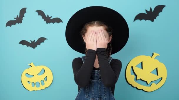 Portret Zabawnej Dziewczynki Kapeluszu Mówi Boo Śmieje Się Patrząc Kamerę — Wideo stockowe