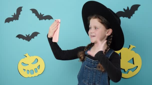 Ευτυχισμένο Διασκεδαστικό Κοριτσάκι Μαύρο Καπέλο Πάρει Βιντεοκλήση Χρησιμοποιώντας Κινητό Τηλέφωνο — Αρχείο Βίντεο