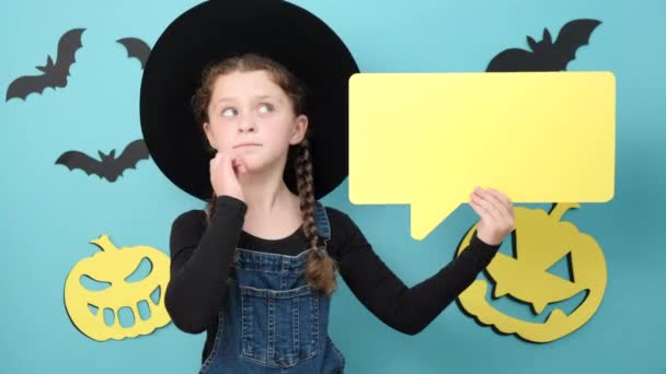 Tankevækkende Lille Pige Barn Holder Tom Tale Boble Grubler Beslutning – Stock-video