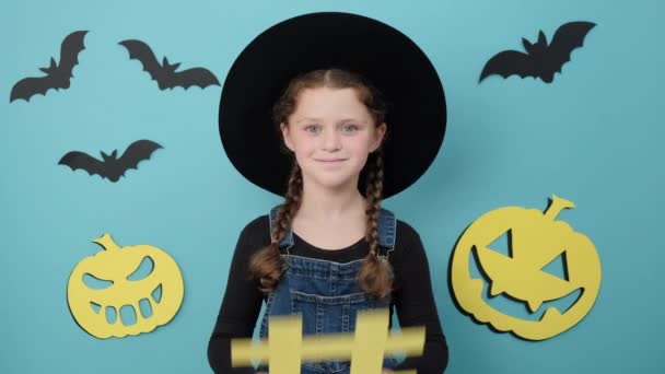 Portrait Adorable Petite Fille Enfant Chapeau Tenant Symbole Hashtag Jaune — Video