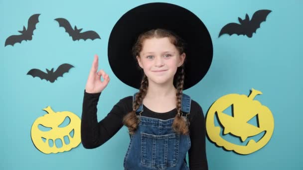 Retrato Niña Feliz Niño Sombrero Que Muestra Signo Haciendo Gesto — Vídeos de Stock