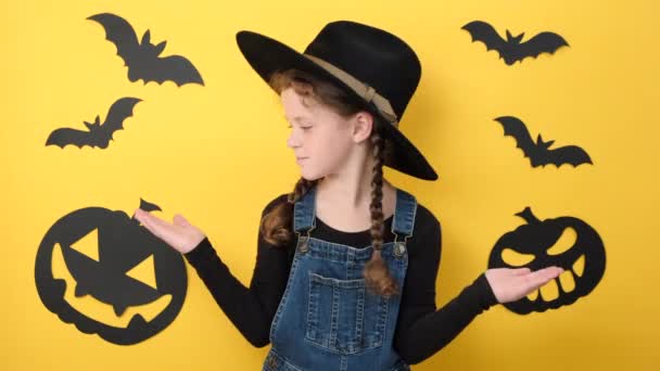 Wesołego Halloween Portret Uśmiechniętej Dziewczynki Dziecko Nosi Duży Czarny Kapelusz — Wideo stockowe
