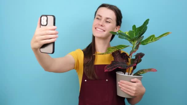 Charmant Jong Meisje Bloemist Blogger Wordt Gefotografeerd Met Planten Pot — Stockvideo