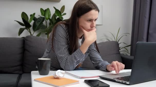 Продумана Засмучена Молода Жінка Дивлячись Екран Ноутбука Розмірковуючи Над Ідеями — стокове відео