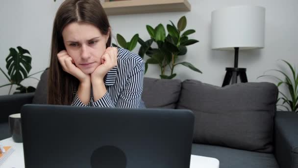 Poważna Zamyślona Kobieta Trzymająca Się Podbródek Zagubiona Myślach Pracy Laptopem — Wideo stockowe