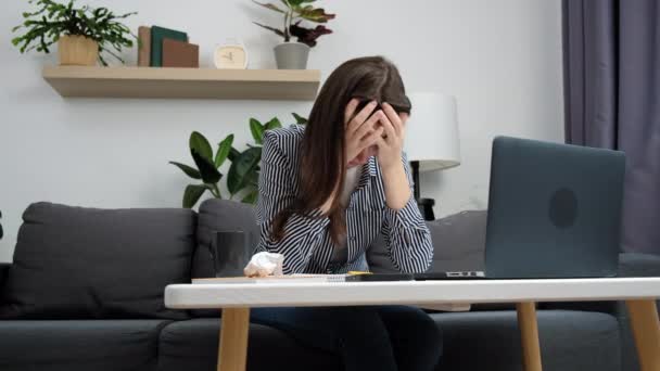 Mulher Adulta Jovem Preocupado Olhando Para Laptop Sentindo Frustrado Desesperado — Vídeo de Stock