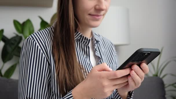 Selektivt Fokus Glada Unga Kaukasiska Kvinna Med Hjälp Smartphone Hemma — Stockvideo