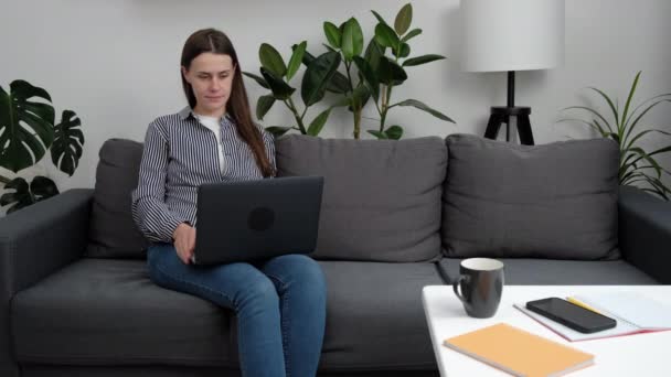 Wanita Muda Yang Bahagia Duduk Sofa Memegang Laptop Smiling Brunette — Stok Video