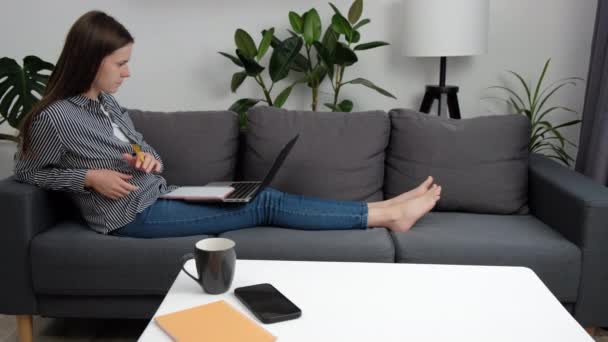 Focalisé Jeune Femme Couchée Sur Canapé Confortable Dans Travail Salon — Video