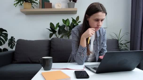 Bedachtzame Jonge Blanke Vrouw Zit Bank Thuis Met Pen Kijkt — Stockvideo