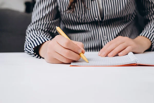 Close Mãos Femininas Escrevendo Bloco Notas Colocado Área Trabalho Madeira — Fotografia de Stock