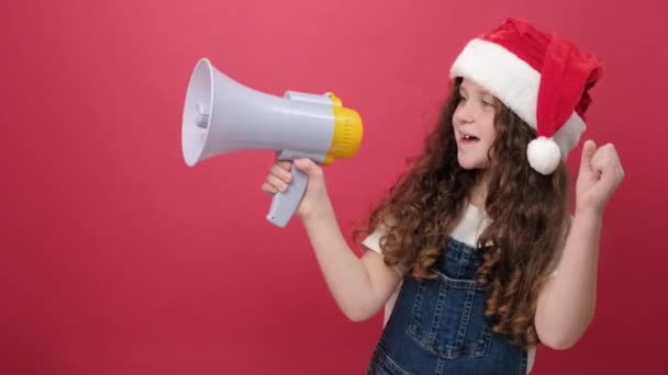 Retrato Promotor Niña Niña Lleva Camiseta Blanca Santa Sombrero Grito — Vídeo de stock