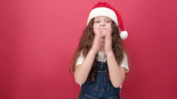 Presente Misterioso Menina Bonita Criança Chapéu Papai Noel Cruz Dedos — Vídeo de Stock