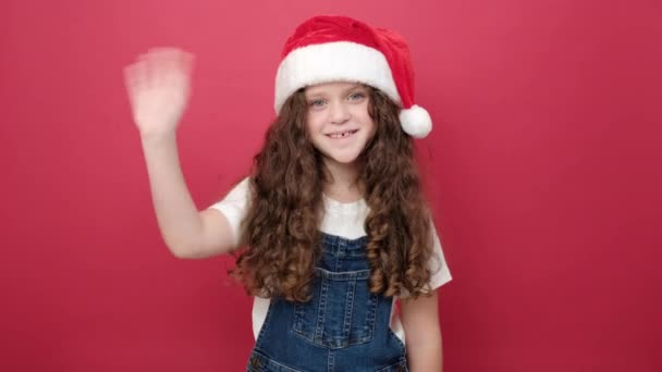 Портрет Чарівної Усміхненої Дівчинки Санта Капелюшнику Яка Махає Рукою Позитивно — стокове відео