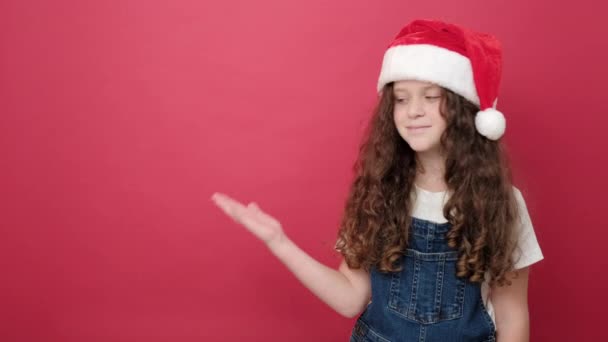 Portret Van Een Mooi Meisje Met Een Kerstmuts Met Handpalm — Stockvideo