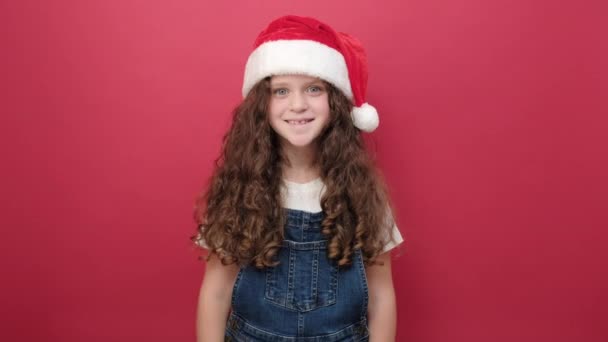 Yaşında Noel Şapkalı Mutlu Küçük Bir Kız Çocuğu Sessiz Olun — Stok video