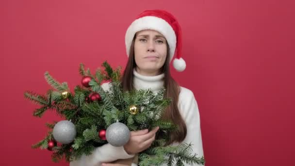 Retrato Una Joven Mujer Caucásica Desconcertada Suéter Blanco Sombrero Santa — Vídeo de stock