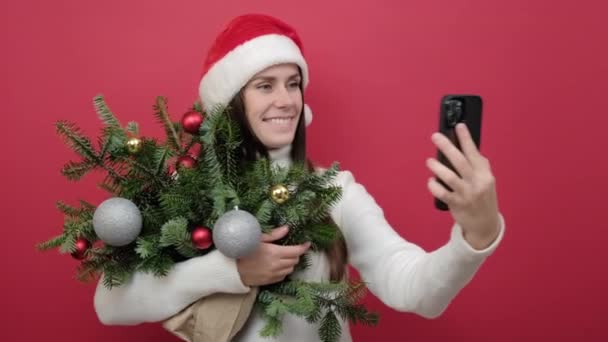 Portræt Flot Ung Brunette Kvinde Santa Claus Hat Holder Buket – Stock-video
