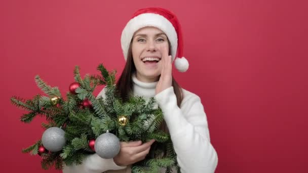 Portræt Ung Brunette Kvinde Bærer Hvid Sweater Santa Hat Holder – Stock-video