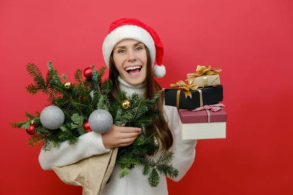 Ritratto Felice Giovane Donna Carina Cappello Babbo Natale Cercando Tenere — Foto Stock