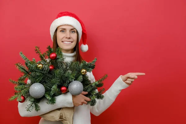 Ritratto Allegra Bella Giovane Santa Donna Indossa Cappello Natale Tenere — Foto Stock