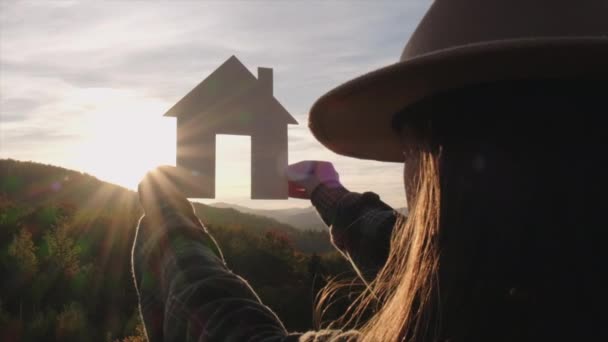 Großaufnahme Von Weiblichen Händen Die Ein Kleines Papierhäuschen Vor Sonnenuntergang — Stockvideo