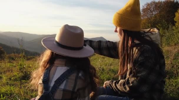 Reisende Junge Mutter Und Kleine Tochter Mit Hut Die Äpfel — Stockvideo