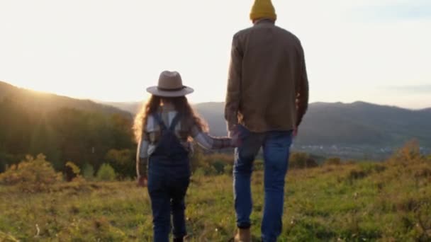 Gün Batımında Arka Plandaki Dağlarda Yürüyen Genç Baba Kızın Seçici — Stok video