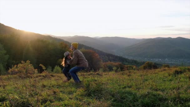 Küçük Kızını Arka Plandaki Muhteşem Sonbahar Dağlarına Kusan Mutlu Bir — Stok video