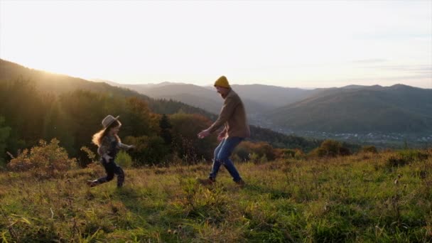 Fürsorglicher Junger Vater Wirft Einem Herbsttag Fröhliche Kleine Tochter Beim — Stockvideo