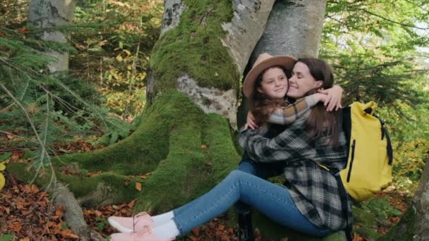 Feliz Madre Joven Cariñosa Con Mochila Abrazando Adorable Hija Pequeña — Vídeos de Stock