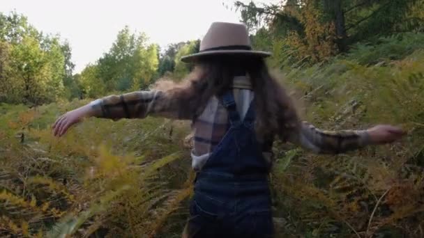 Sarı Sırt Çantası Şapkalı Güzel Kızı Ile Seyahat Eden Genç — Stok video