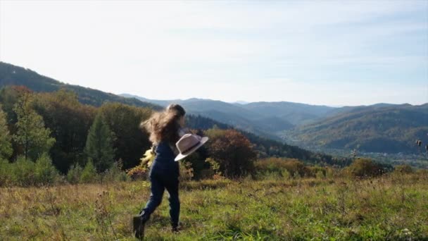 Piccolo Escursionista Bambino Bellissime Montagne Autunnali Ragazzo Viaggiatore Ragazza Esecuzione — Video Stock