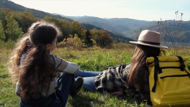 모자를 아름다운 모자를 여행하는 엄마는 온화하고 가을의 산에서 잔디에 놀라운 — 비디오