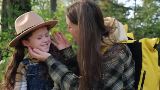 Feliz Madre Joven Juguetona Abrazando Adorable Hija Pequeña Sombrero Durante — Vídeos de Stock