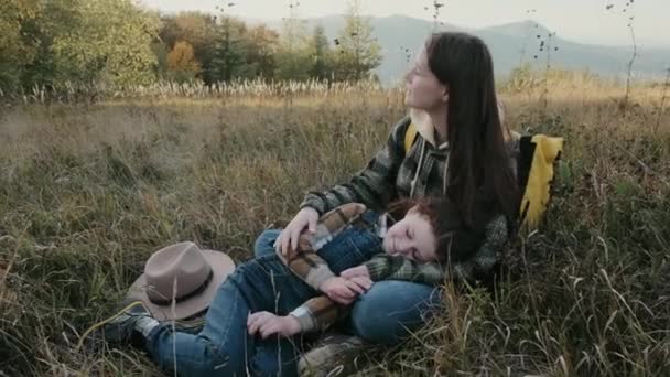 Kochająca Młoda Matka Słodka Córeczka Leżąca Trawie Tle Epickich Jesiennych — Wideo stockowe